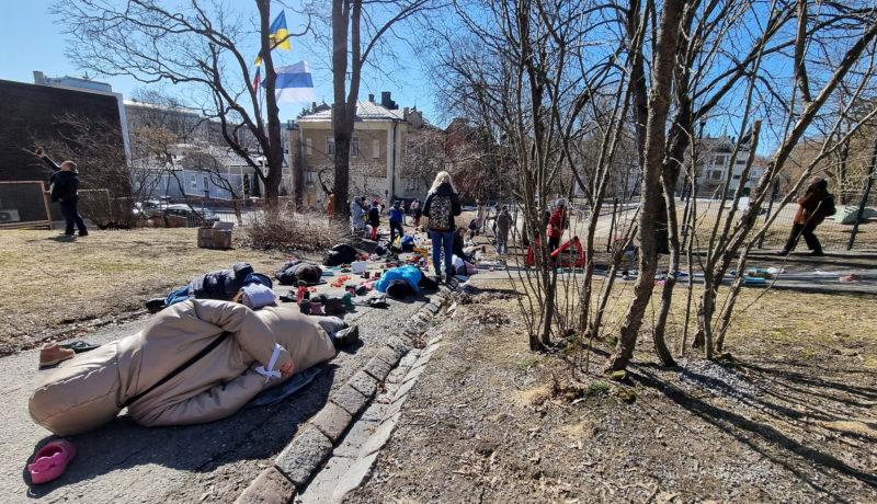 Manifestationen med ukrainare som ligger på asfalten.