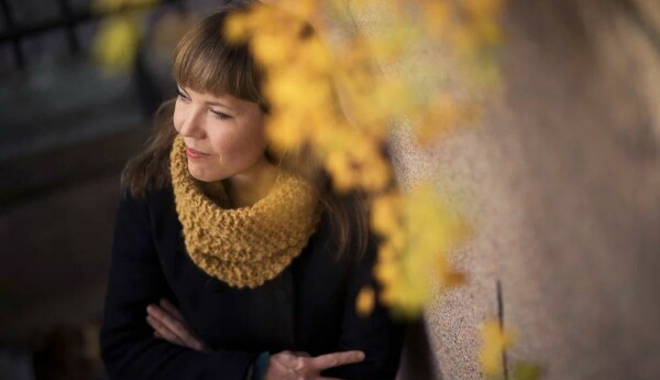 kvinna med gulbrun yllescarf, gula löv