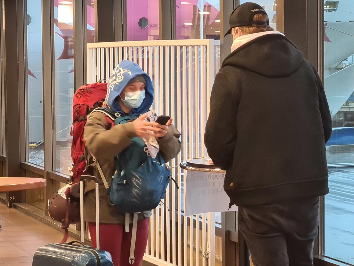en passagerare kommer i land från ett fartyg