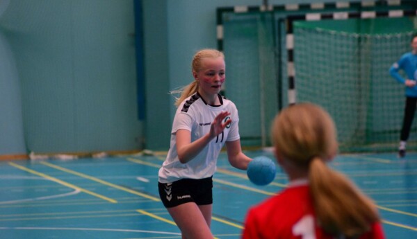 en handbollsspelare i vit tröja