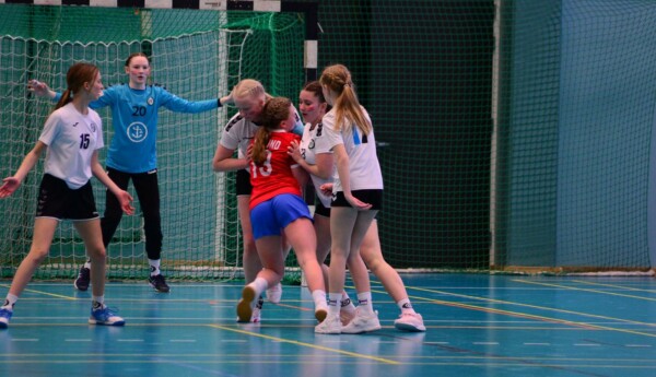 handbollsjuniorer spelar match