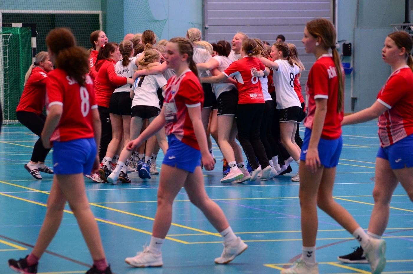 handbollsspelare som firar en seger