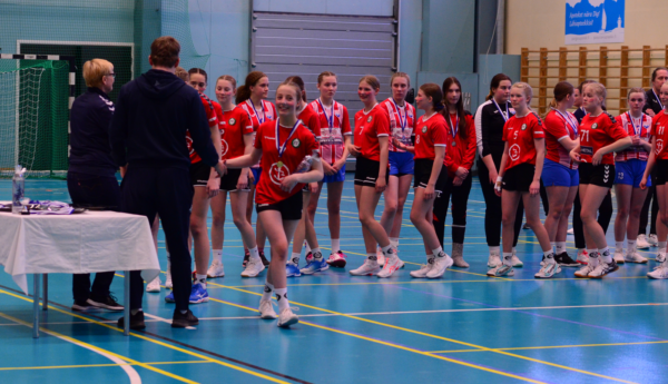 handbollsspelare får medaljer
