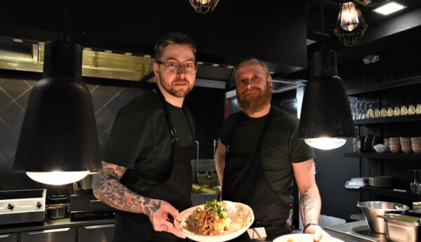 Två manliga kockar står bakom disken