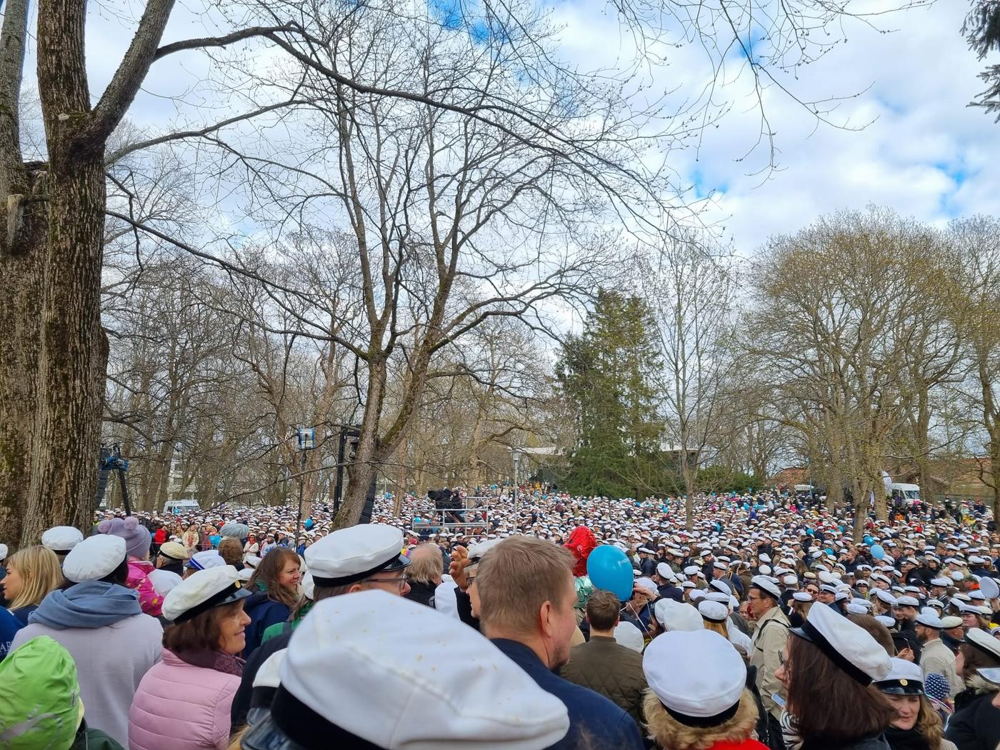 Många människor med studentmössor på huvudena.