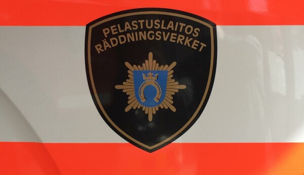 Västra Nylands räddningsverks logo på brandbil.