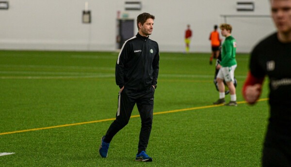 en fotbollstränare i en hall