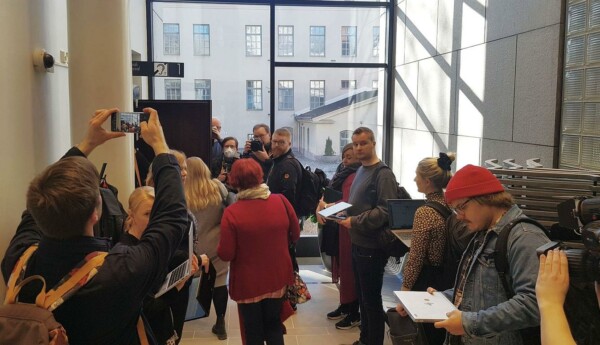 Journalister samlas utanför dörr