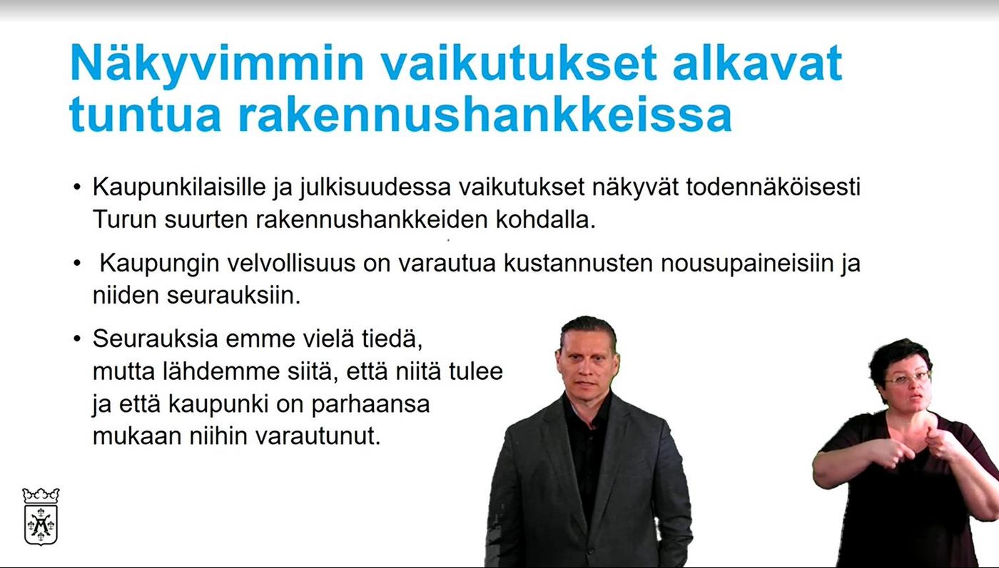 Man och kvinna framför projicerad bild med text