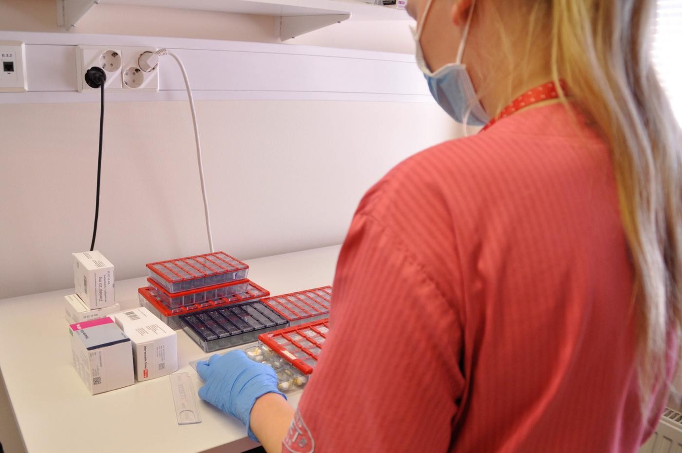 En vårdare ordnar mediciner