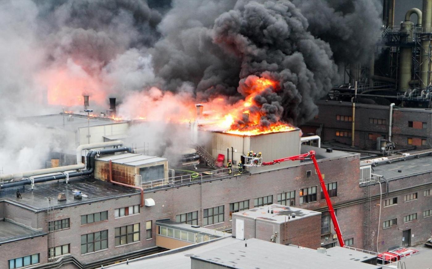 Brandkåren släcker brinnande fabriksbyggnad