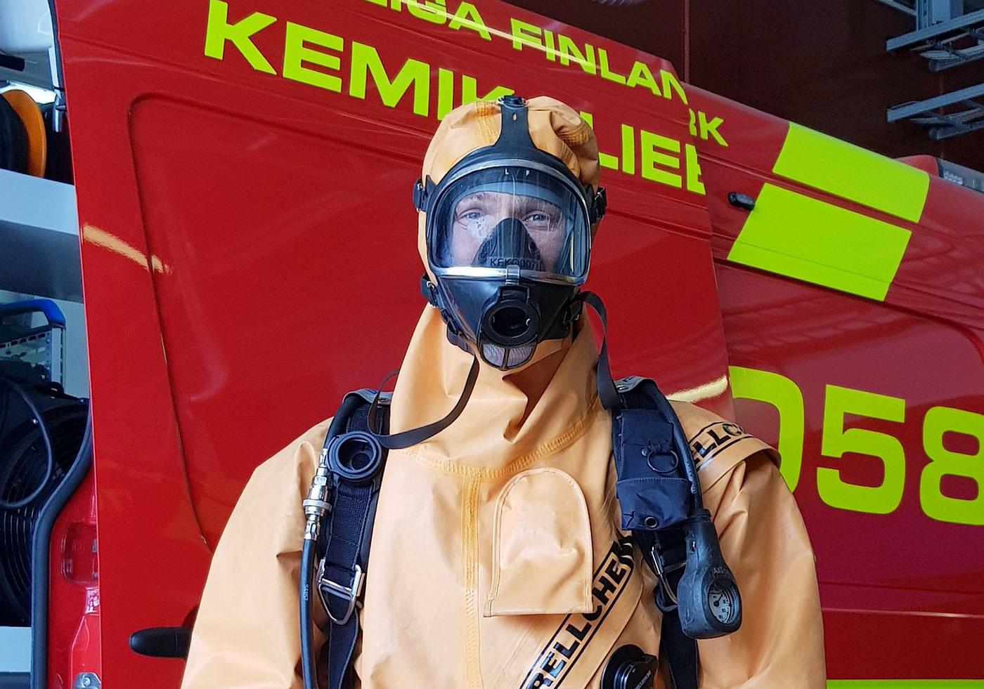 Brandman i heltäckande skydddräkt