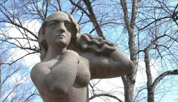 Staty av kvinna