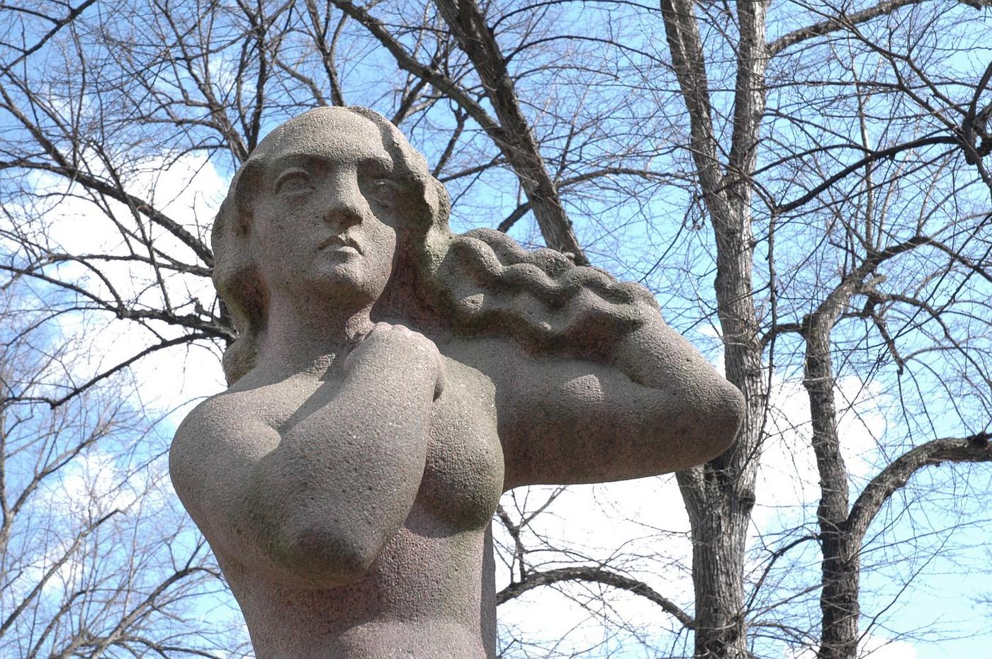 Staty av kvinna