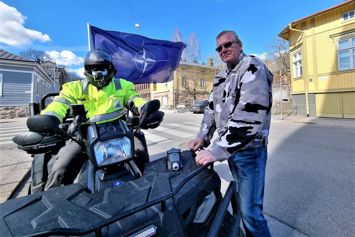två män på gatan