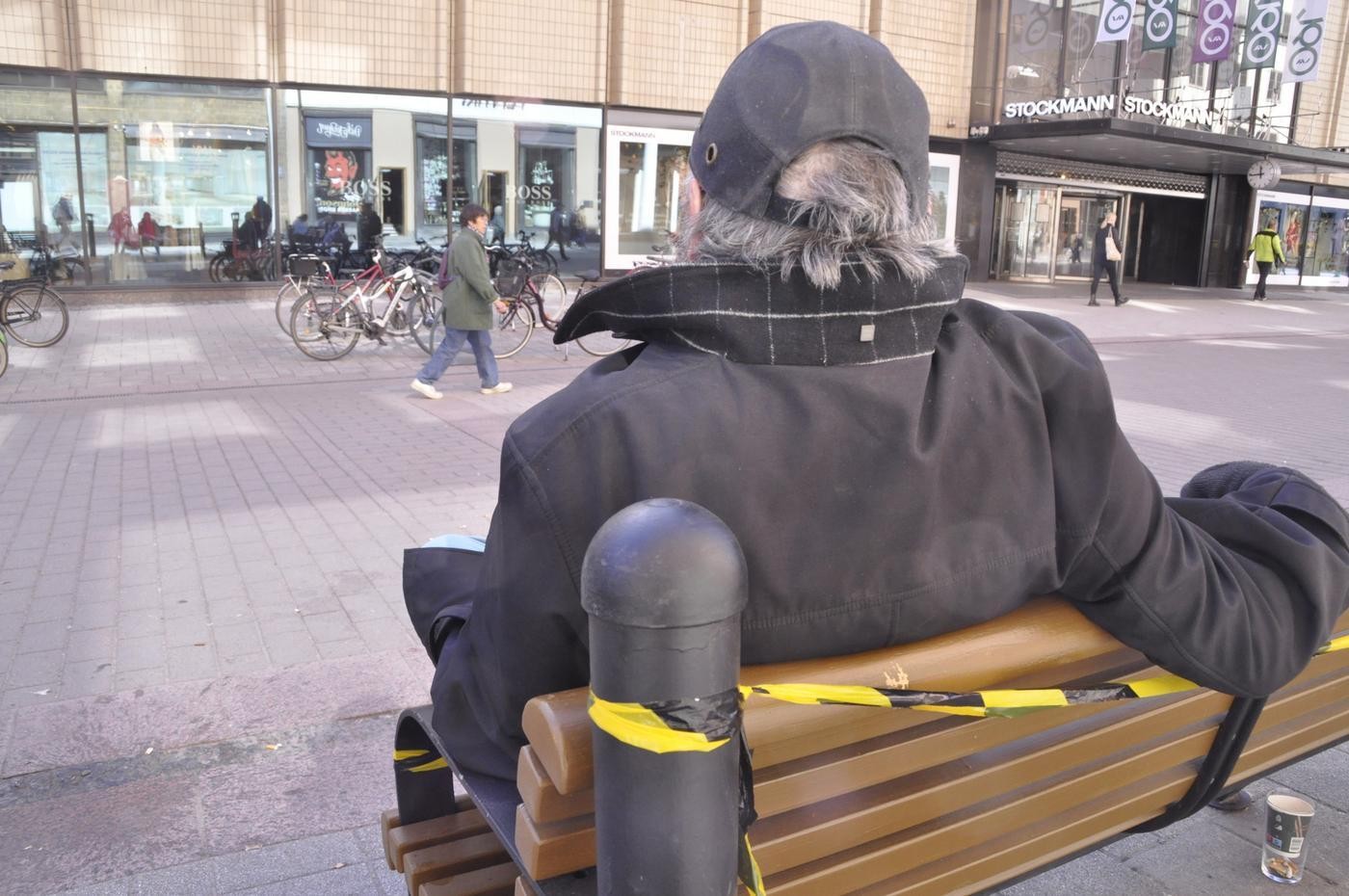 en man sitter på en bänk