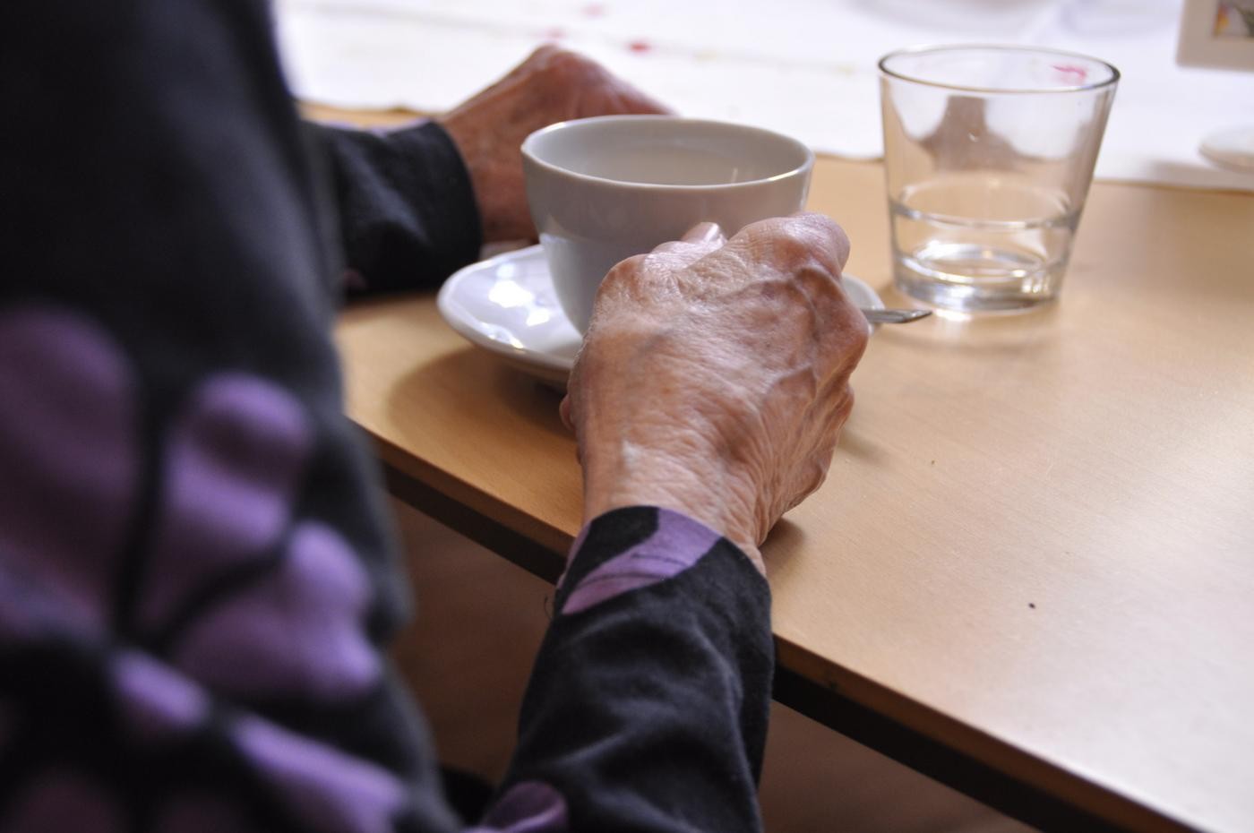 en hand vid en kaffekopp