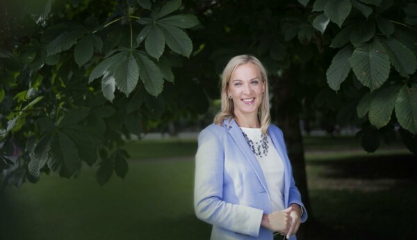 En ung kvinna i blå kavaj