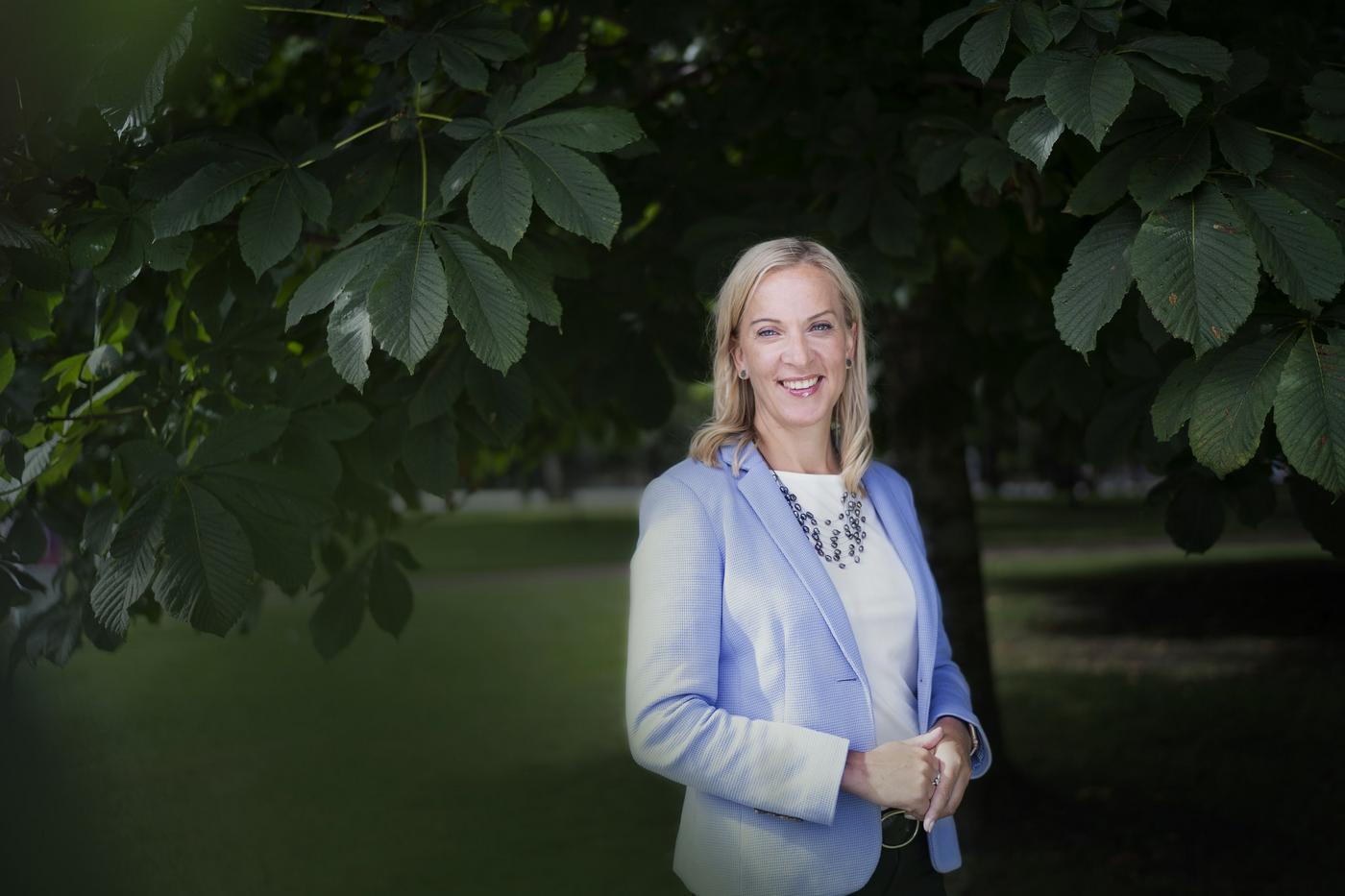 En ung kvinna i blå kavaj