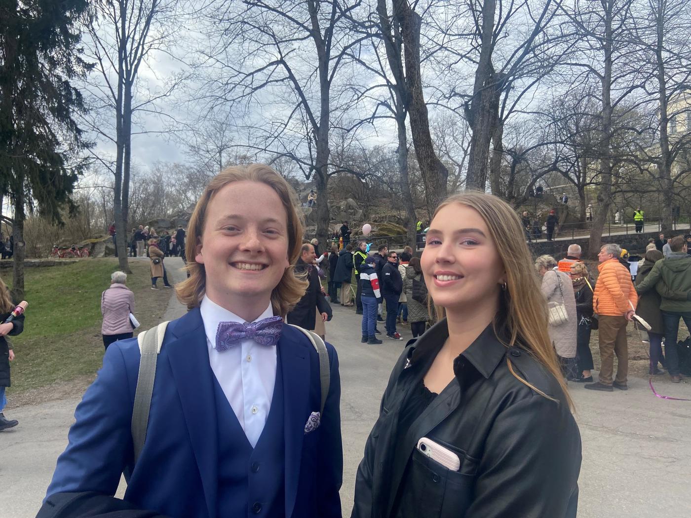En unga man och en ung kvinna i en park.