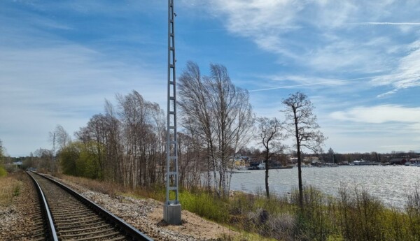 Stolpe för elektrifiering av järnväg i Ekenäs.