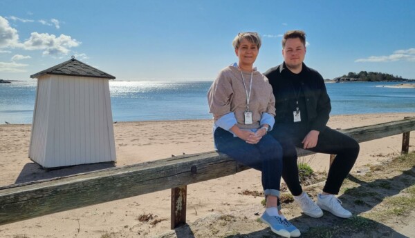 Victor Stenström och Sari Berndtsson på Aktia i Hangö.