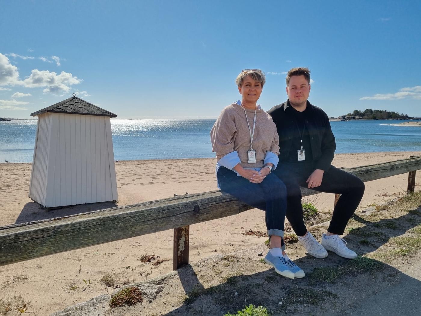 Victor Stenström och Sari Berndtsson på Aktia i Hangö.