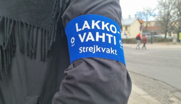 blå armbindel med texten strejkvakt