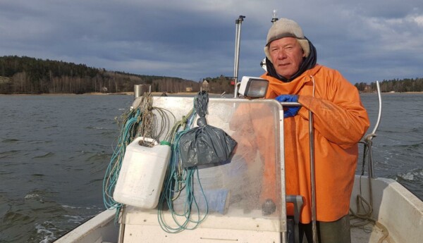 Fiskare kör sin båt mor morgonsolen