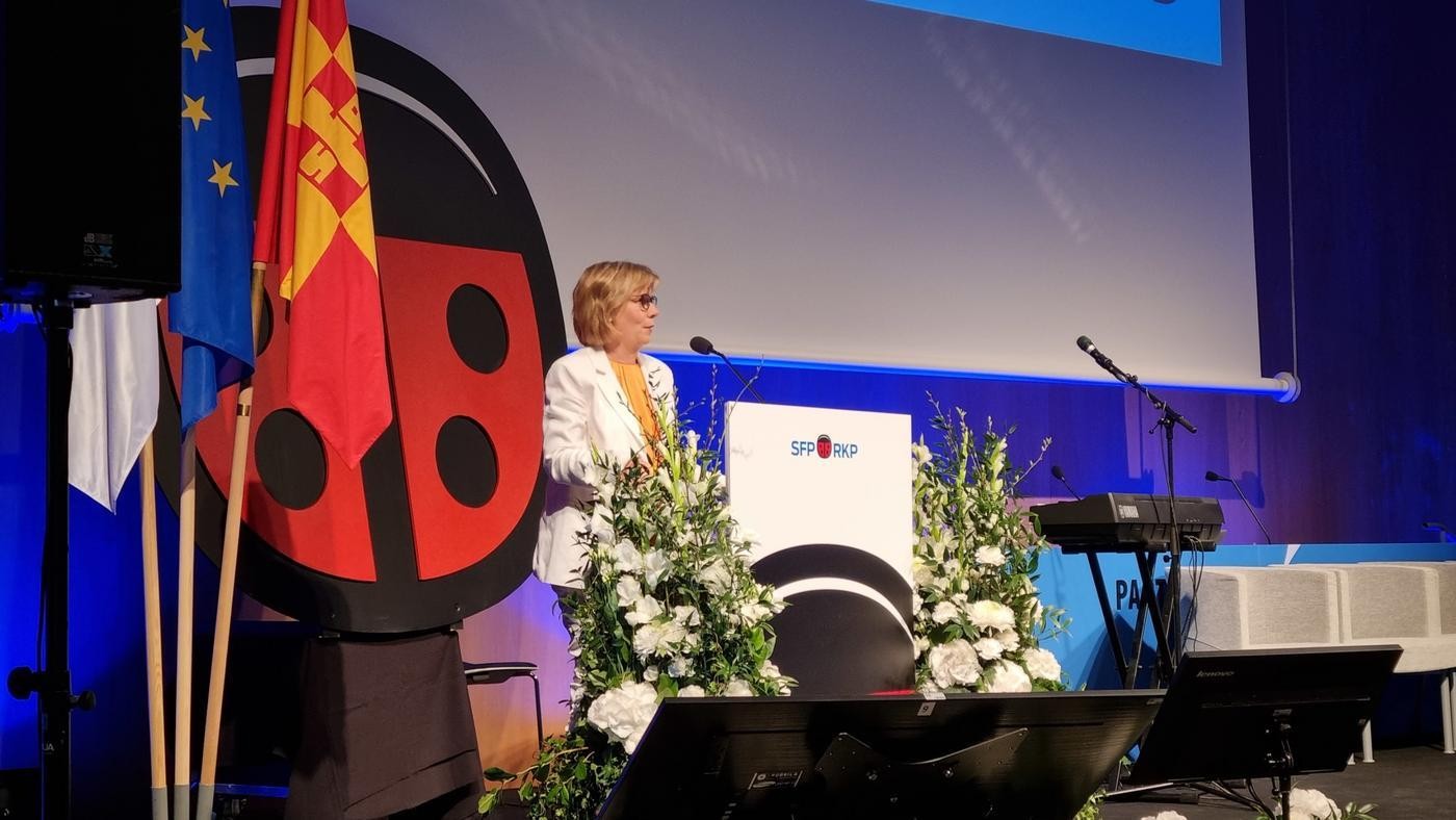 kvinna i partidagstalarstol