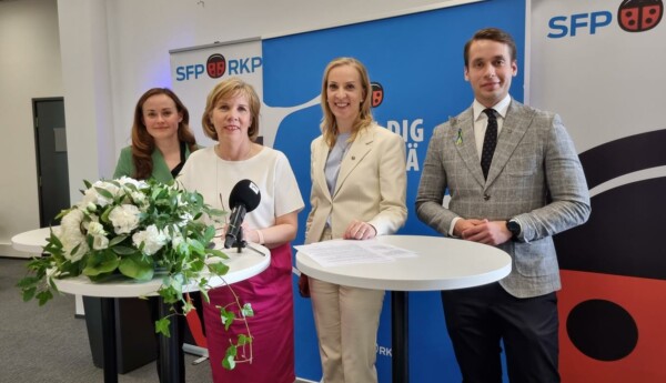 tre återvalda politiska ordförande och vice ordförande, tre kvinnor och en man