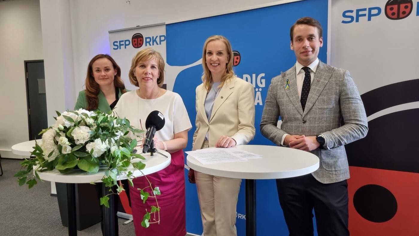 tre återvalda politiska ordförande och vice ordförande, tre kvinnor och en man