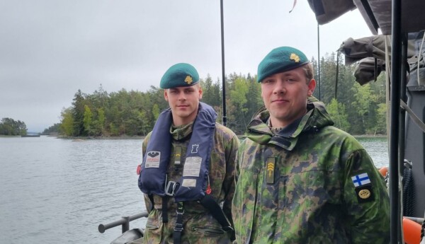 två ungamän med gröna baretter och militärklädsel