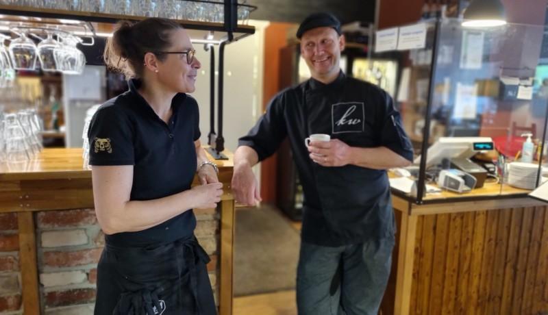 Anne Koskinen och Ulf Wadenström på restaurang KW i Karis.