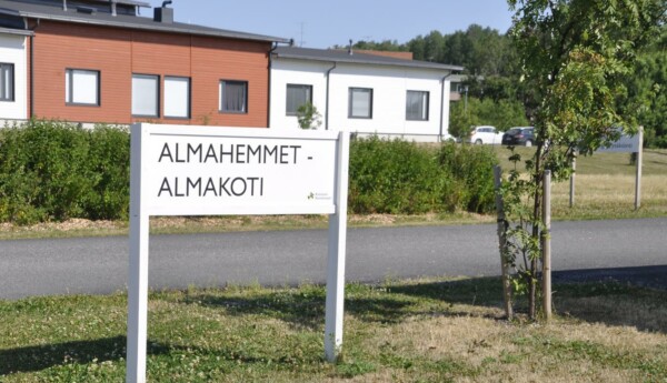 mindre vårdfastighet med skylten "Almahemmet"