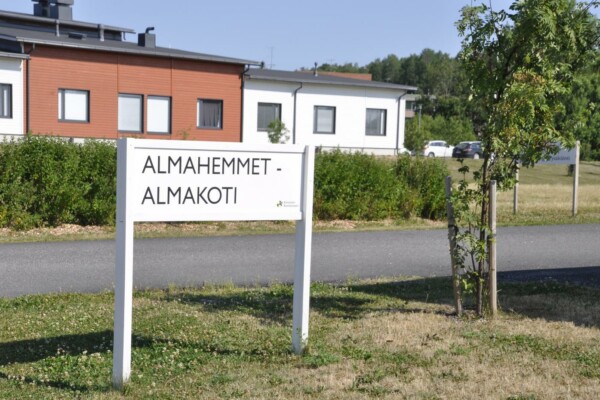 mindre vårdfastighet med skylten "Almahemmet"