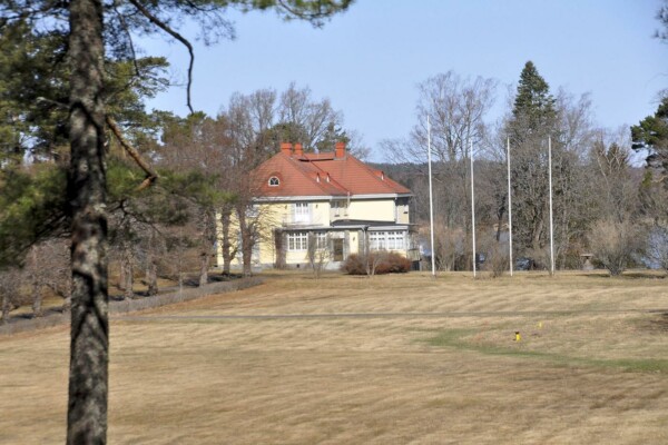 Större gul villa på långt avstånd