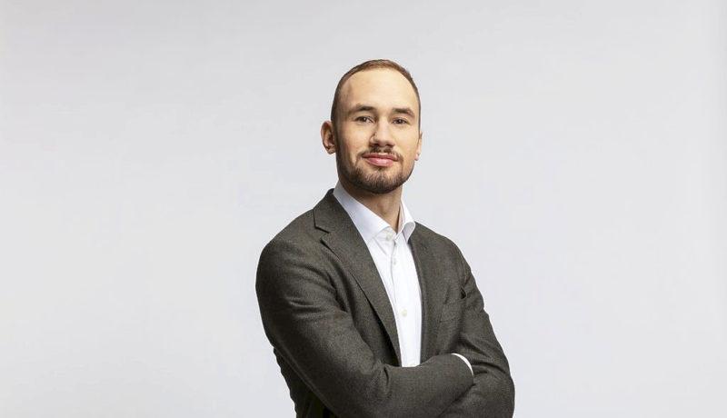ung man med korsade armar