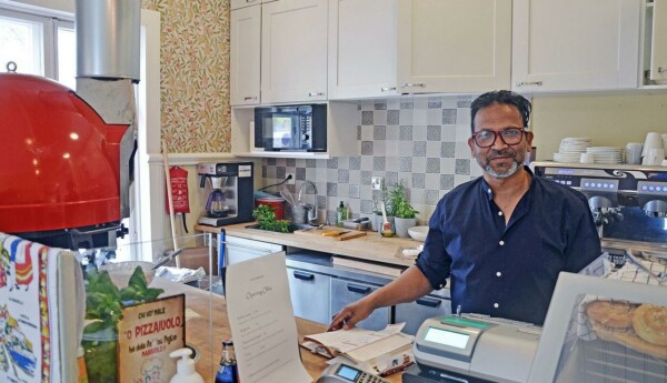 Man står bakom restaurangdiskik