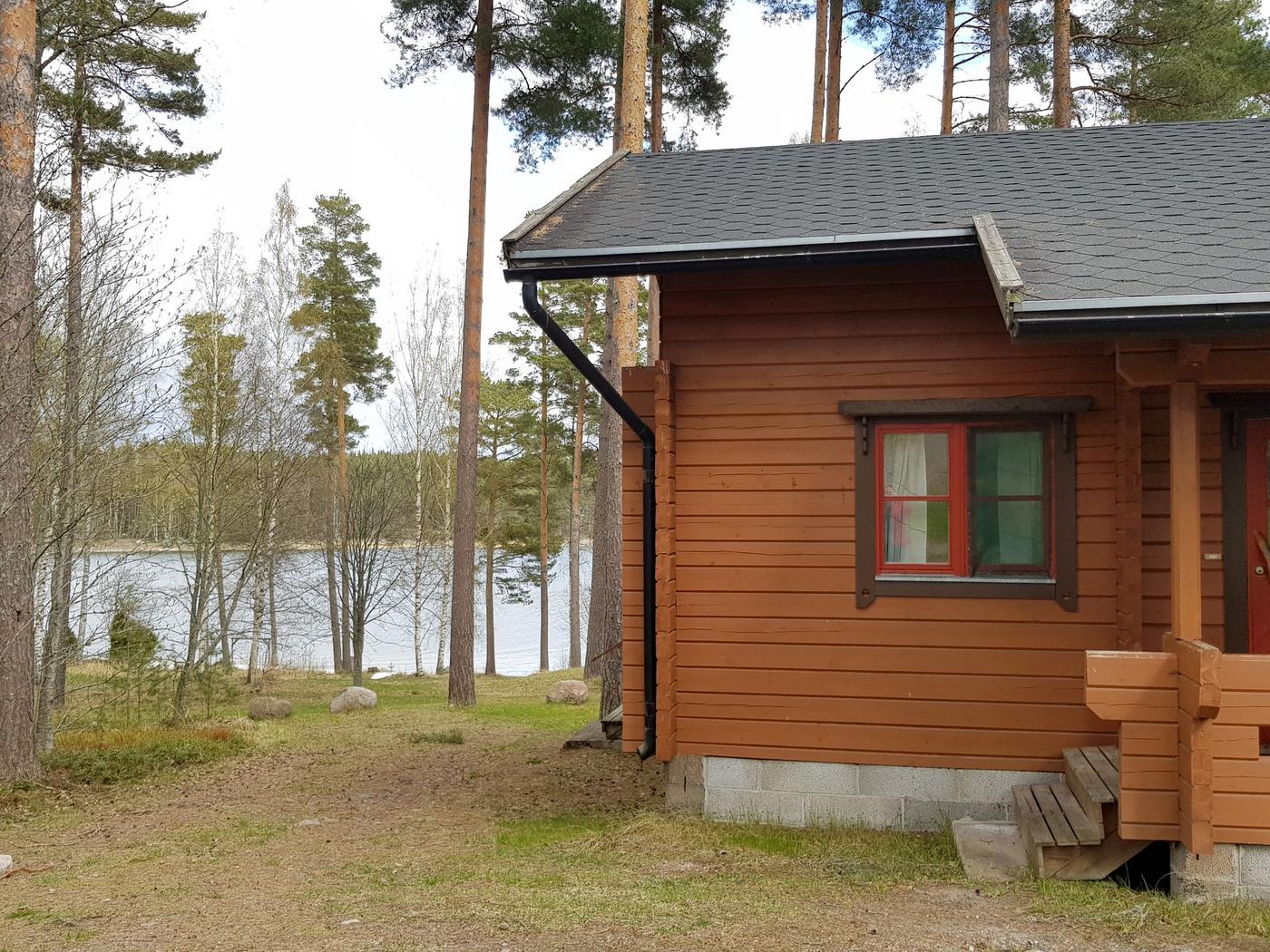 Del av en stuga där stranden syns nedanför