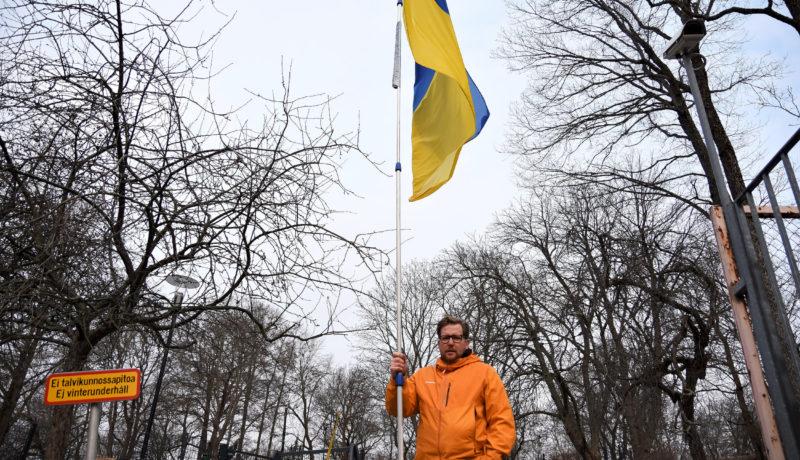 Man med flagga