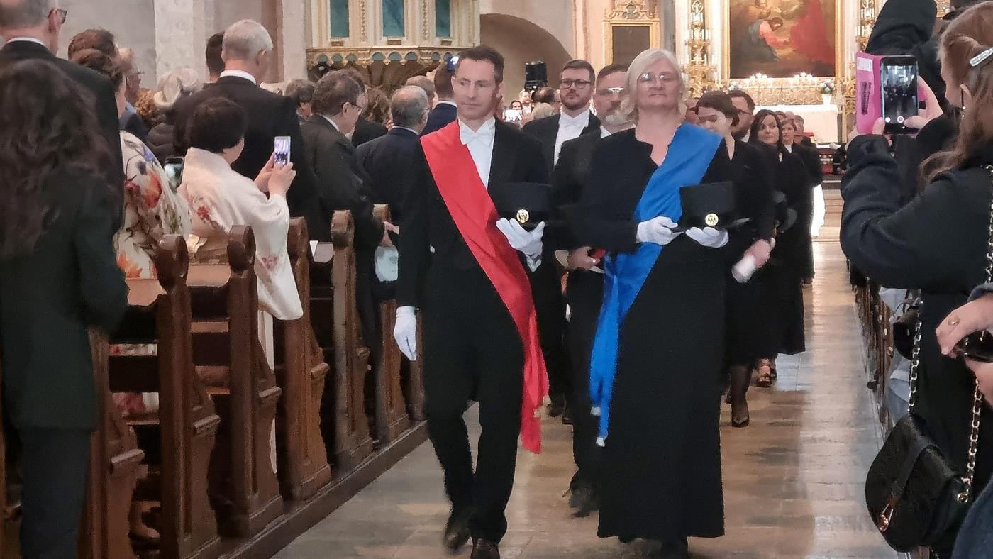 folk går i kyrkan
