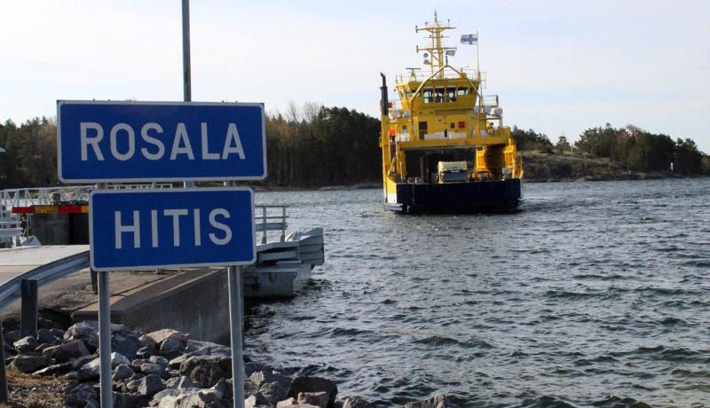 förbindelsefartyg och en skylt: Rosala Hitis