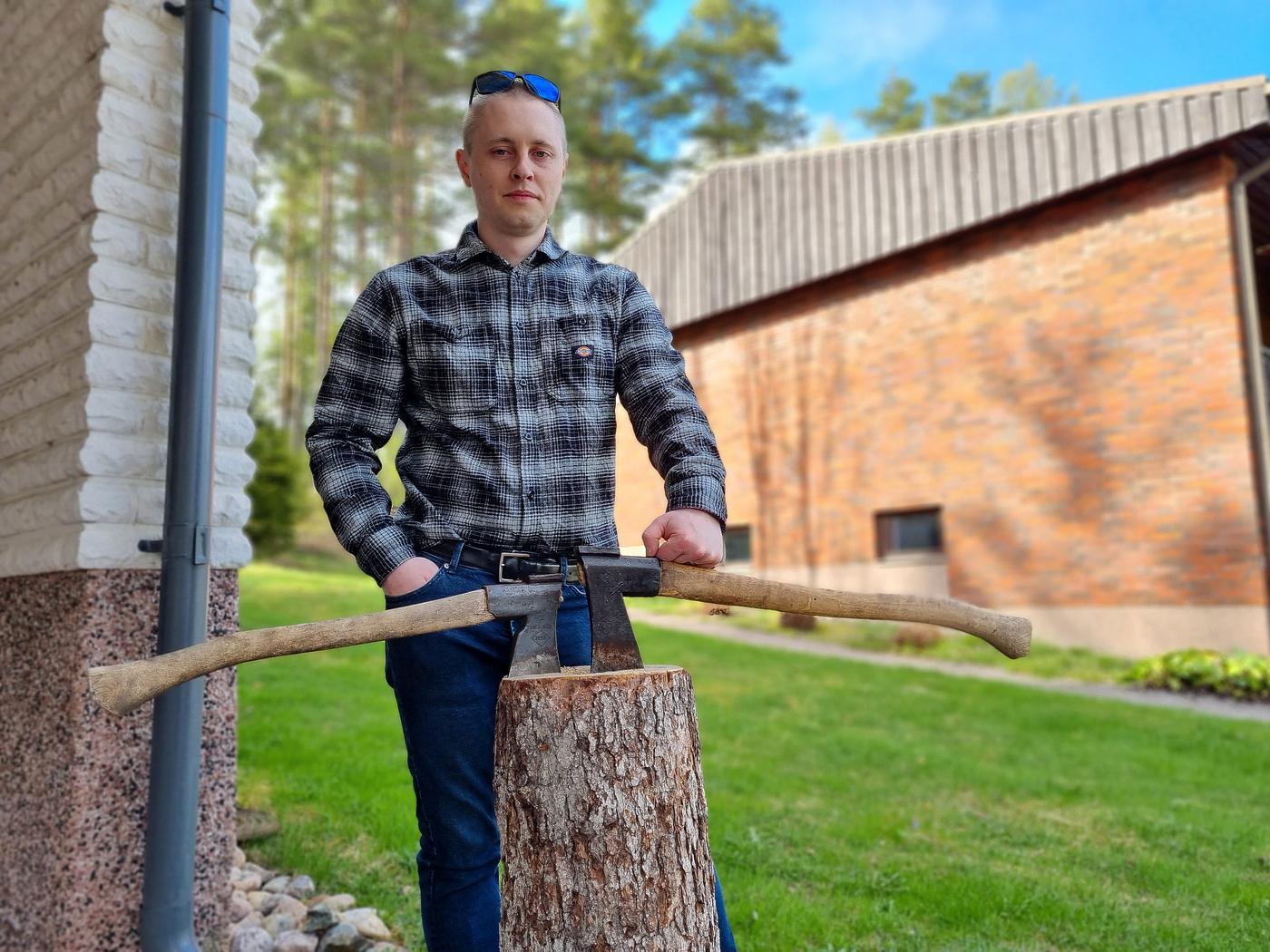 Max Forsman med Billnäsyxor.