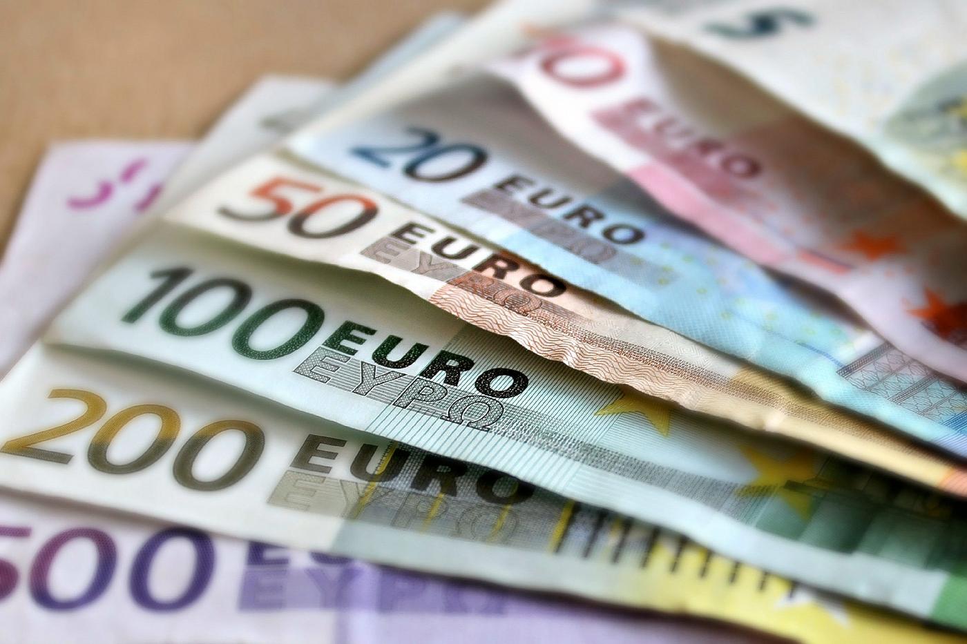 några eurosedlar