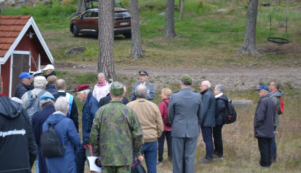 en man hälsar folk välkomna