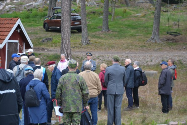 en man hälsar folk välkomna