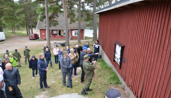 en grupp människor fotograferar en tavla