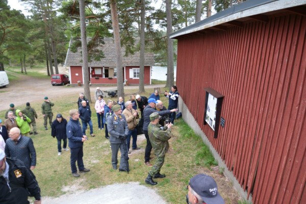 en grupp människor fotograferar en tavla