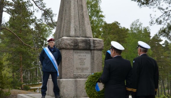 två män förbereder sig för kransnedläggning